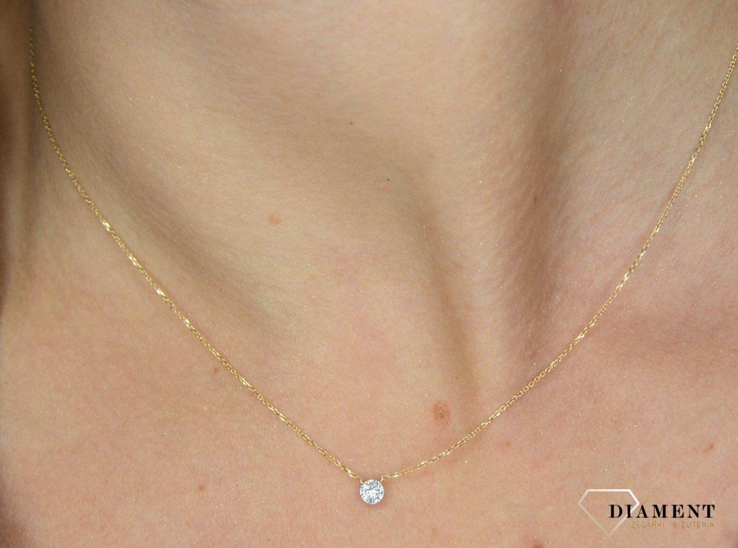 Złoty naszyjnik celebrytka DIAMENT 585 z diamencikiem N08280 Y C. Złoty naszyjnik celebrytka z niewielką zawieszką w kształcie koła ozdobioną szlachetnymi Diamentami. 08280N016-G1Q1.jpg